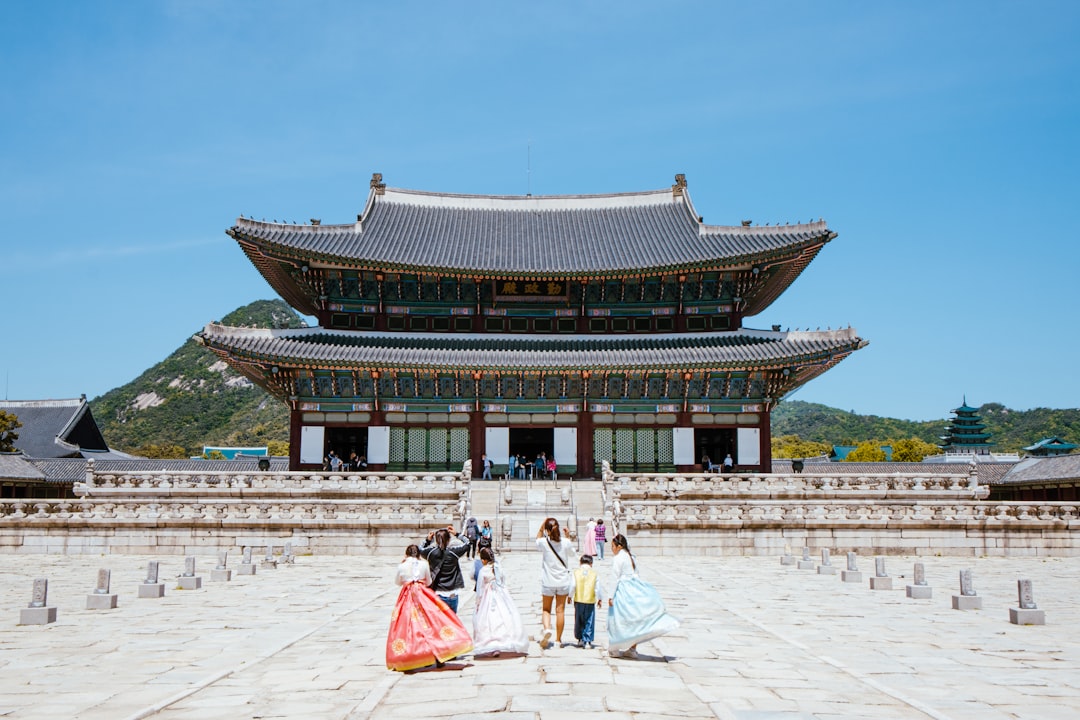 관절 건강을 위해 수영이나 실내 자전거를 타는 사람의 모습