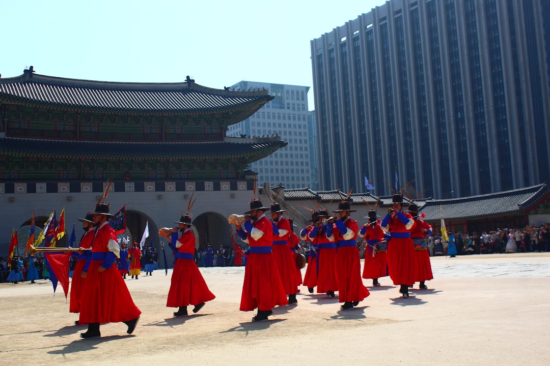 종아리 근육을 부드럽게 스트레칭하여 근육경련을 예방하는 사람