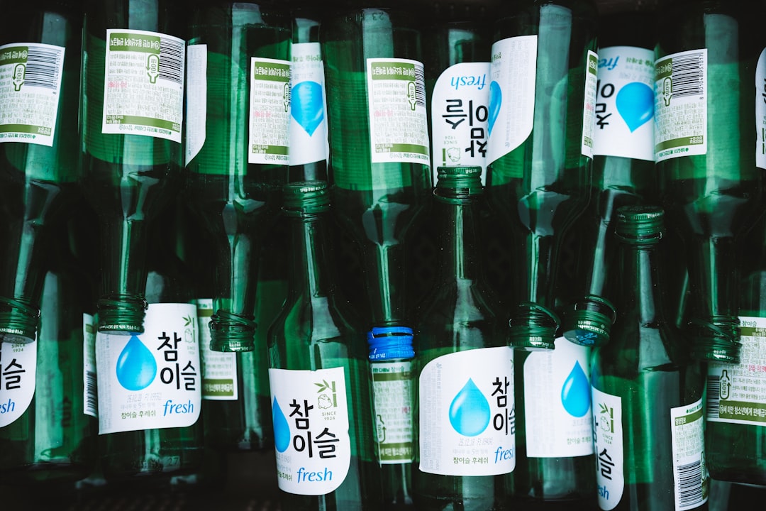 밤에 침대 옆에서 물을 마시는 사람