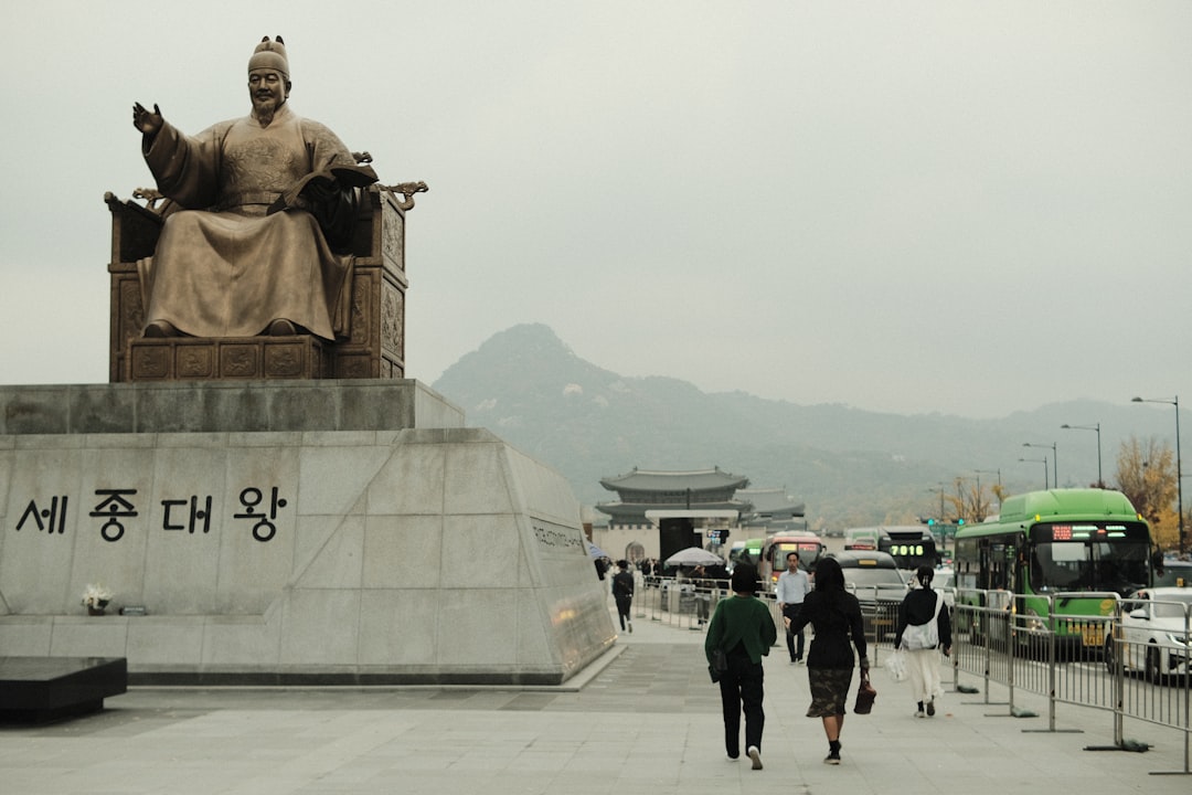 눈 밑에 냉찜질을 하거나 부드럽게 마사지하는 모습