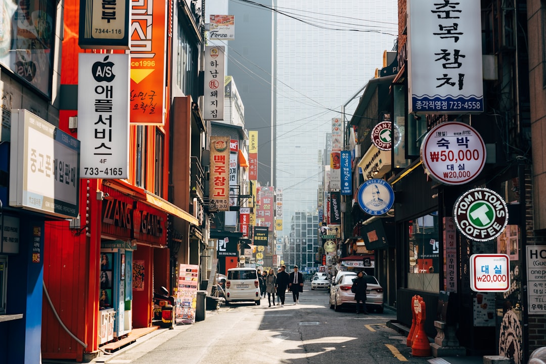 깨끗한 발에 발 전용 파우더나 스프레이를 사용하는 모습, 상쾌하고 위생적인 발 관리 루틴을 표현