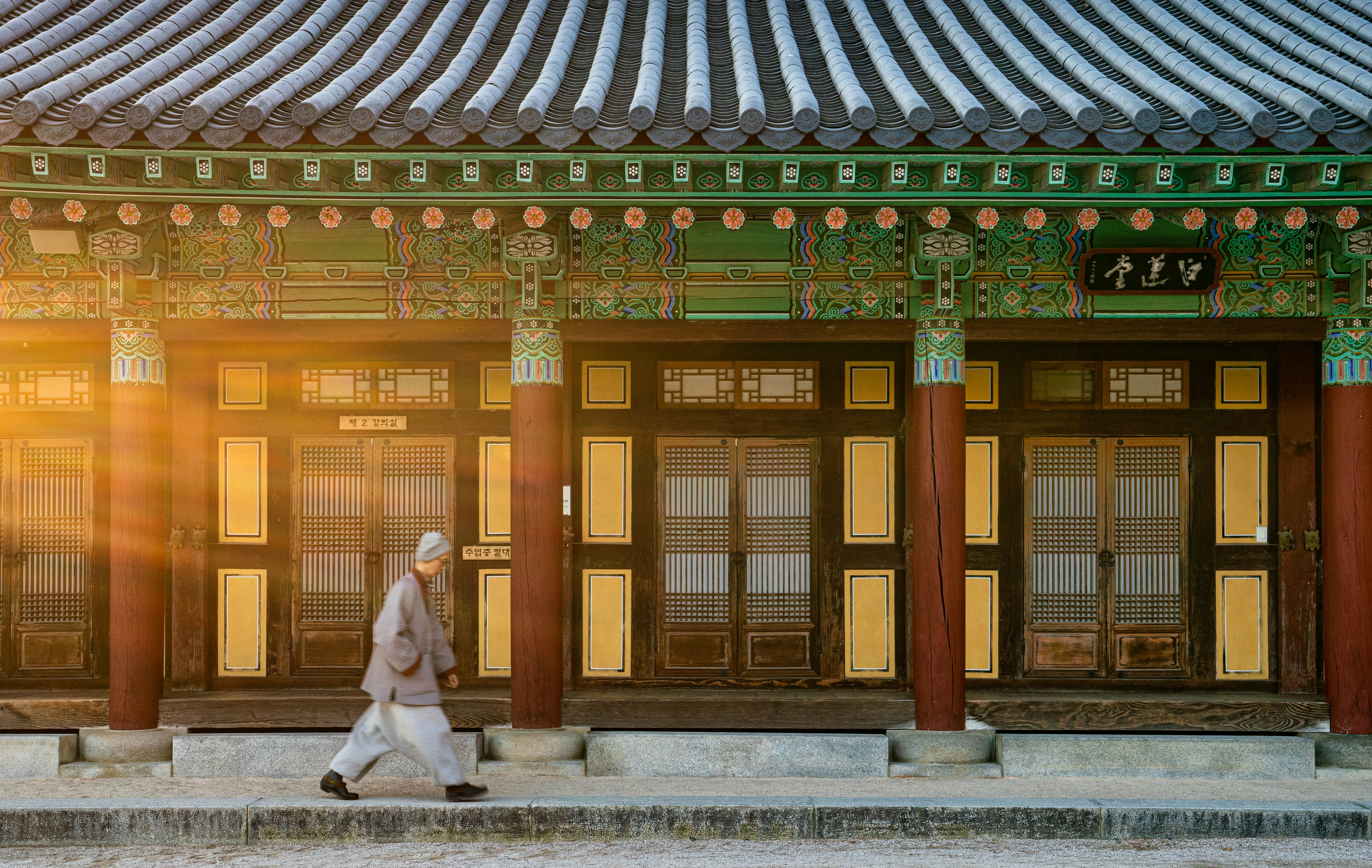 건조하고 갈라진 발뒤꿈치에 보습 크림을 바르는 모습
