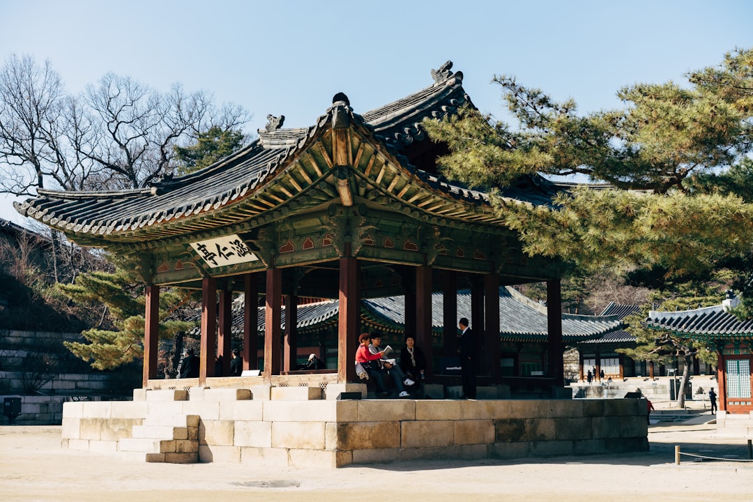 각질 제거 후 건조해진 발에 보습 크림을 꼼꼼히 바르는 모습입니다.