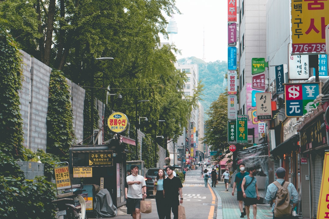 건강한 식단과 가벼운 다리 스트레칭으로 부종을 예방하는 모습.
