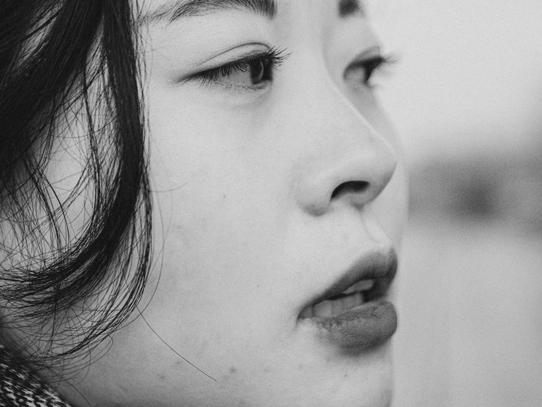 안과 의사가 환자의 눈을 정밀하게 진료하는 모습. 정기적인 눈 검진의 중요성을 강조.