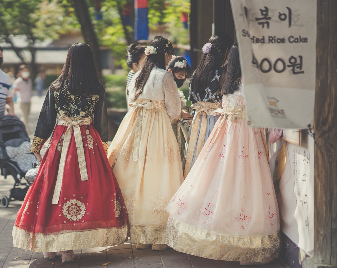 사마귀와 티눈의 시각적 차이를 보여주는 비교 이미지.