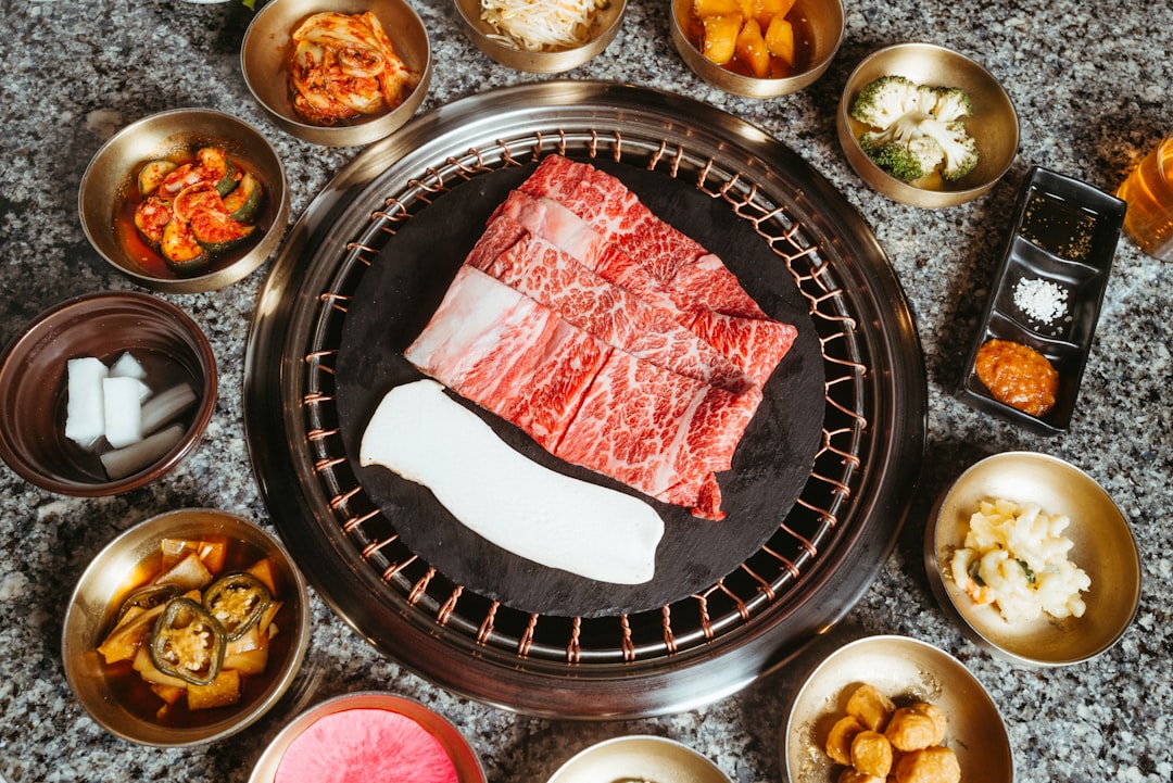 소화불량과 속쓰림으로 불편함을 느끼는 사람이 위를 감싸는 이미지