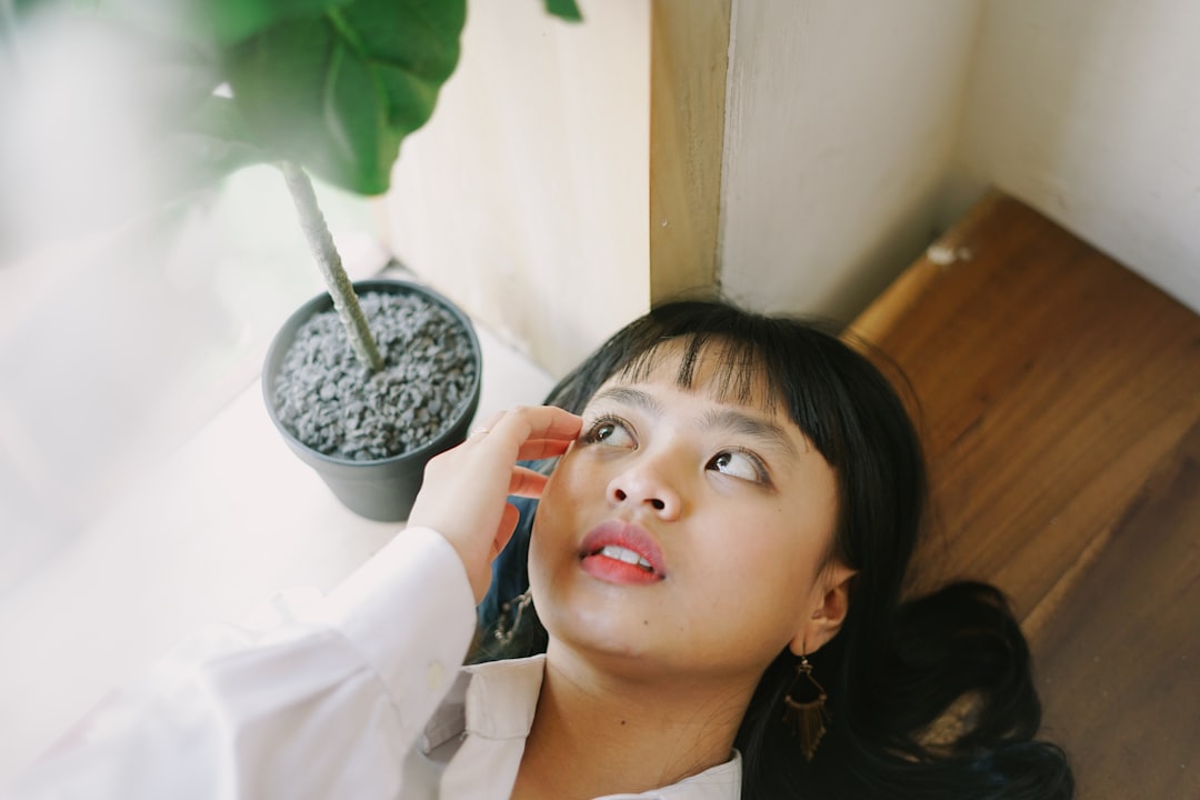겨드랑이 냄새 관리를 위해 데오드란트를 바르는 모습.