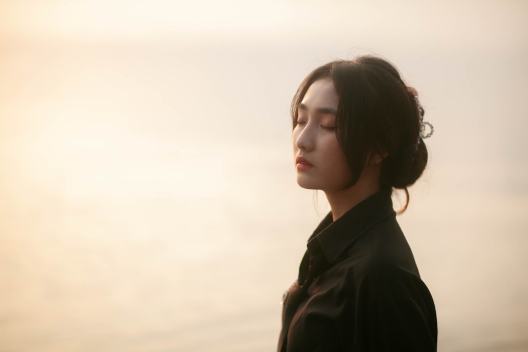 인체공학적 환경에서 바른 자세로 컴퓨터 작업 중인 사람.