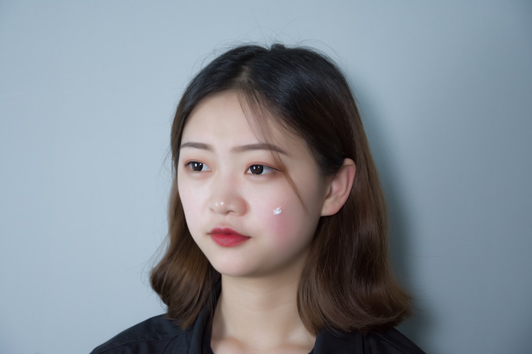 자연의 초록빛 배경 앞에서 건강하고 깨끗한 피부를 가진 사람의 얼굴
