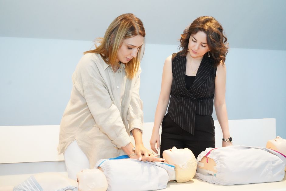 익수 사고 발생 시 심폐소생술(CPR) 응급처치 안내 그림.