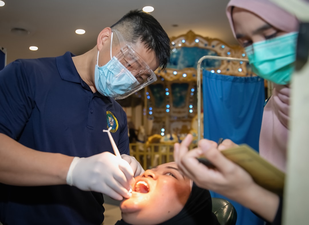 치과에서 정기 검진을 받는 환자의 모습, 전문적인 구강 관리가 입냄새 해결에 필수적임을 보여준다.