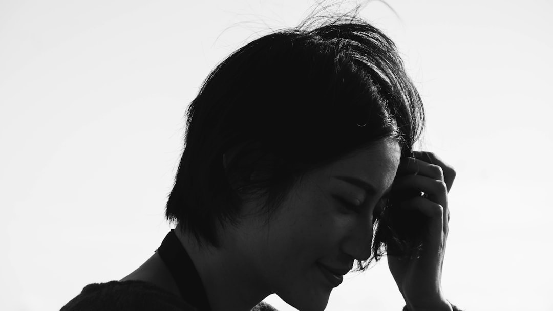 뜨거운 햇볕 아래 어지럼증과 피로감을 느끼는 사람. 탈수 초기 증상을 보여줍니다.