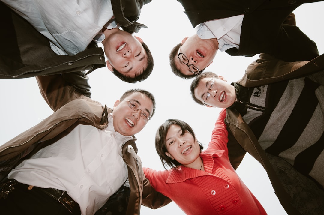 다양한 연령대와 직업의 사람들이 물을 마시거나 그늘에서 쉬는 등 온열질환을 예방하는 모습