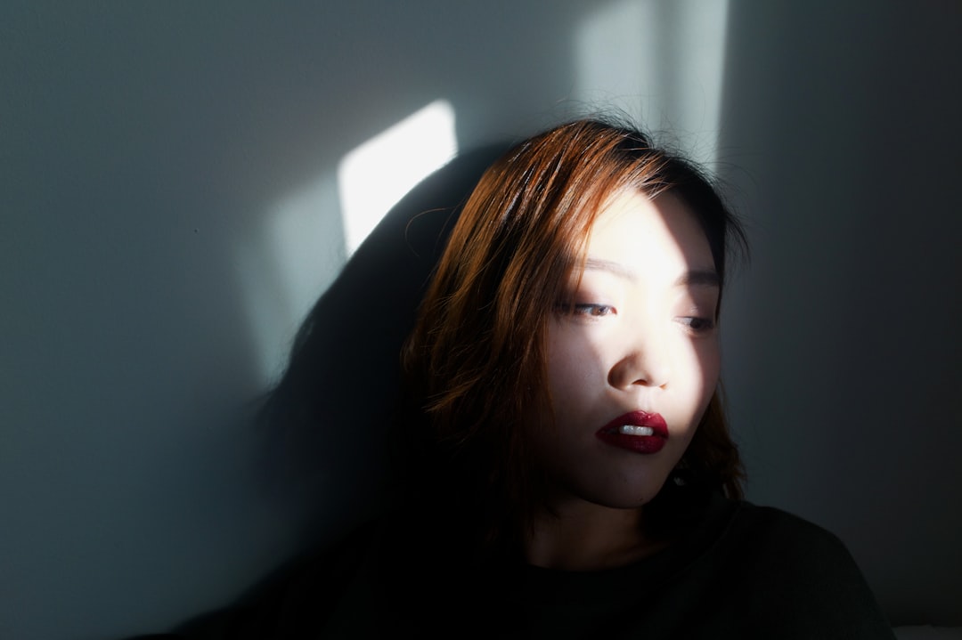 열사병 환자의 목과 겨드랑이에 얼음주머니를 대어 체온을 낮추는 응급처치 모습