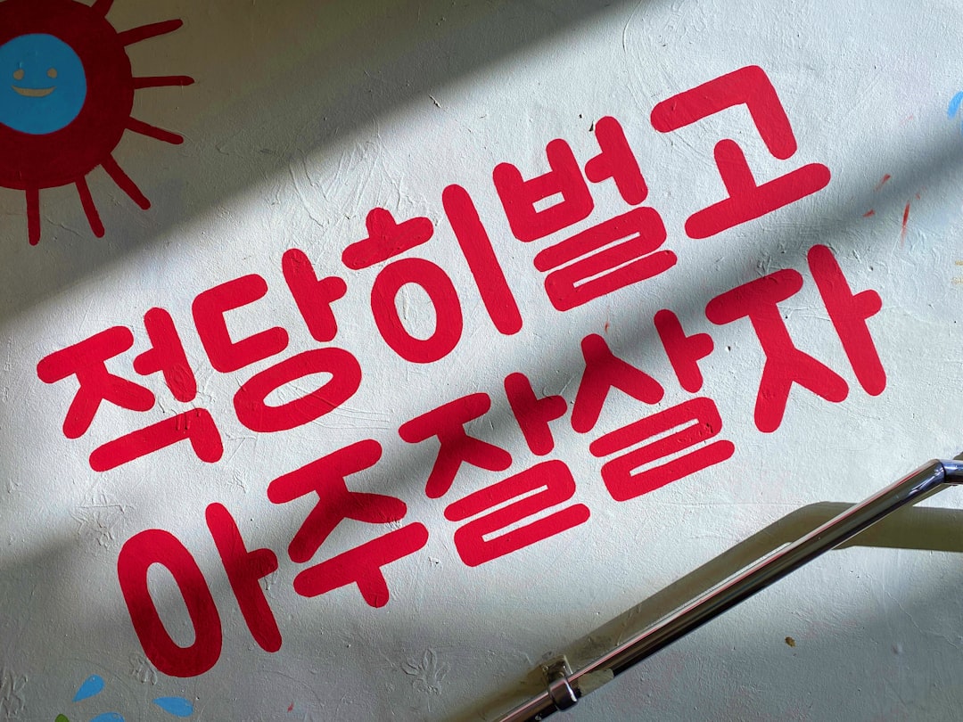 명치 부위를 움켜쥐고 고통스러워하는 사람의 모습, 위경련 증상으로 인한 통증을 묘사.