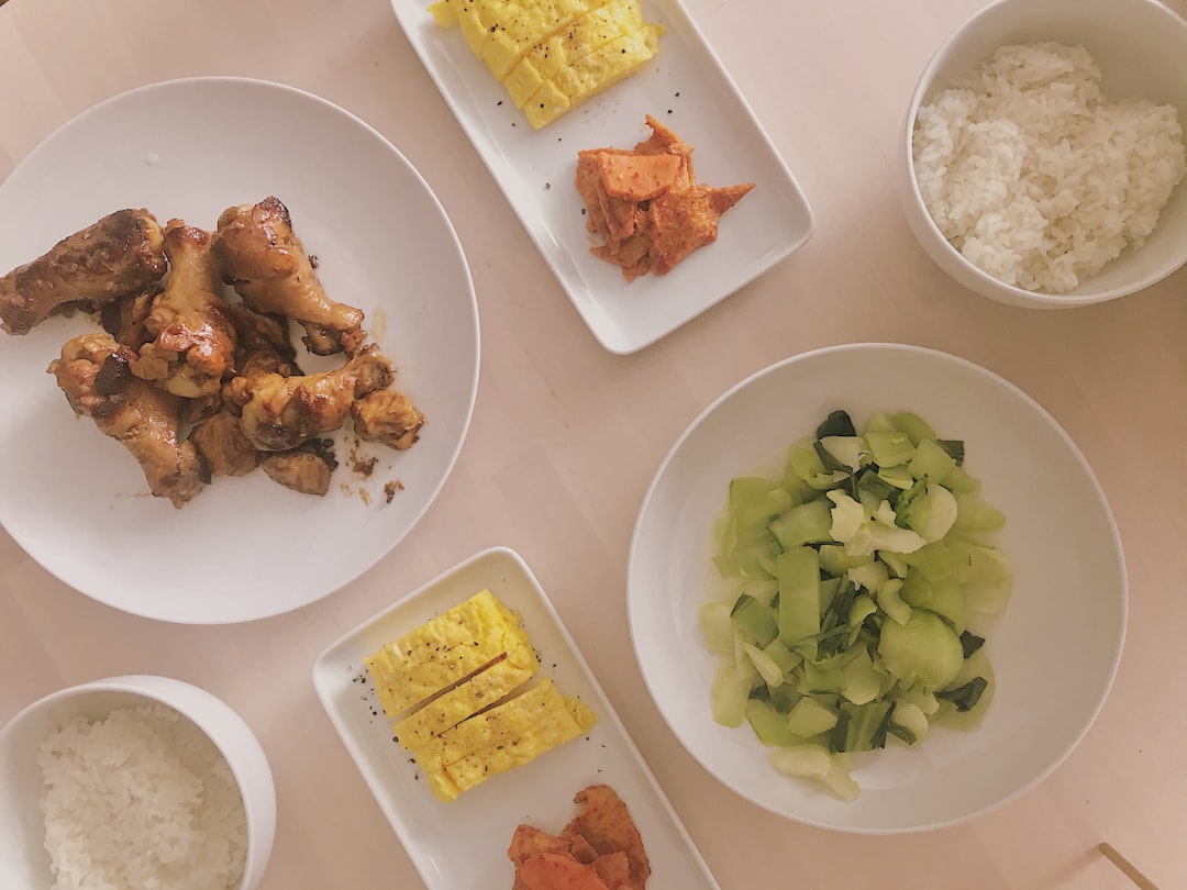 위 건강에 좋은 부드러운 음식들(죽, 채소, 따뜻한 차)이 차려진 식탁