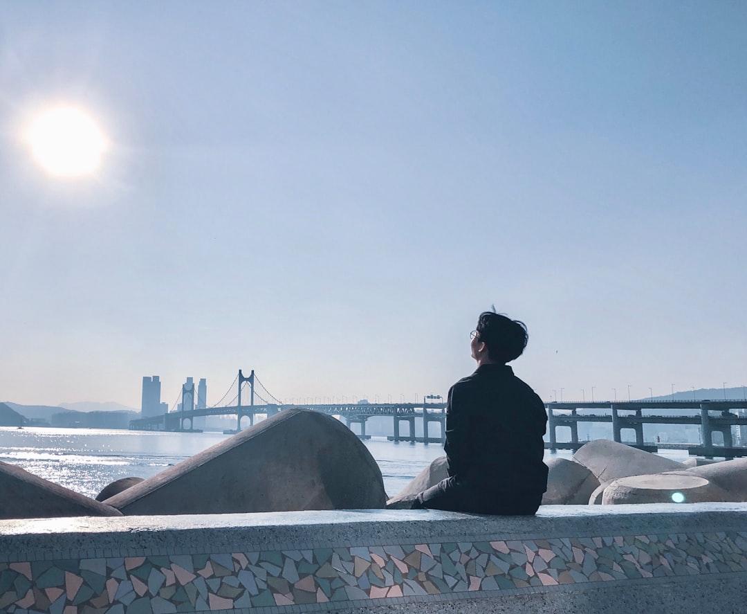 고요한 자연 속에서 명상하며 스트레스를 관리하는 사람의 옆모습