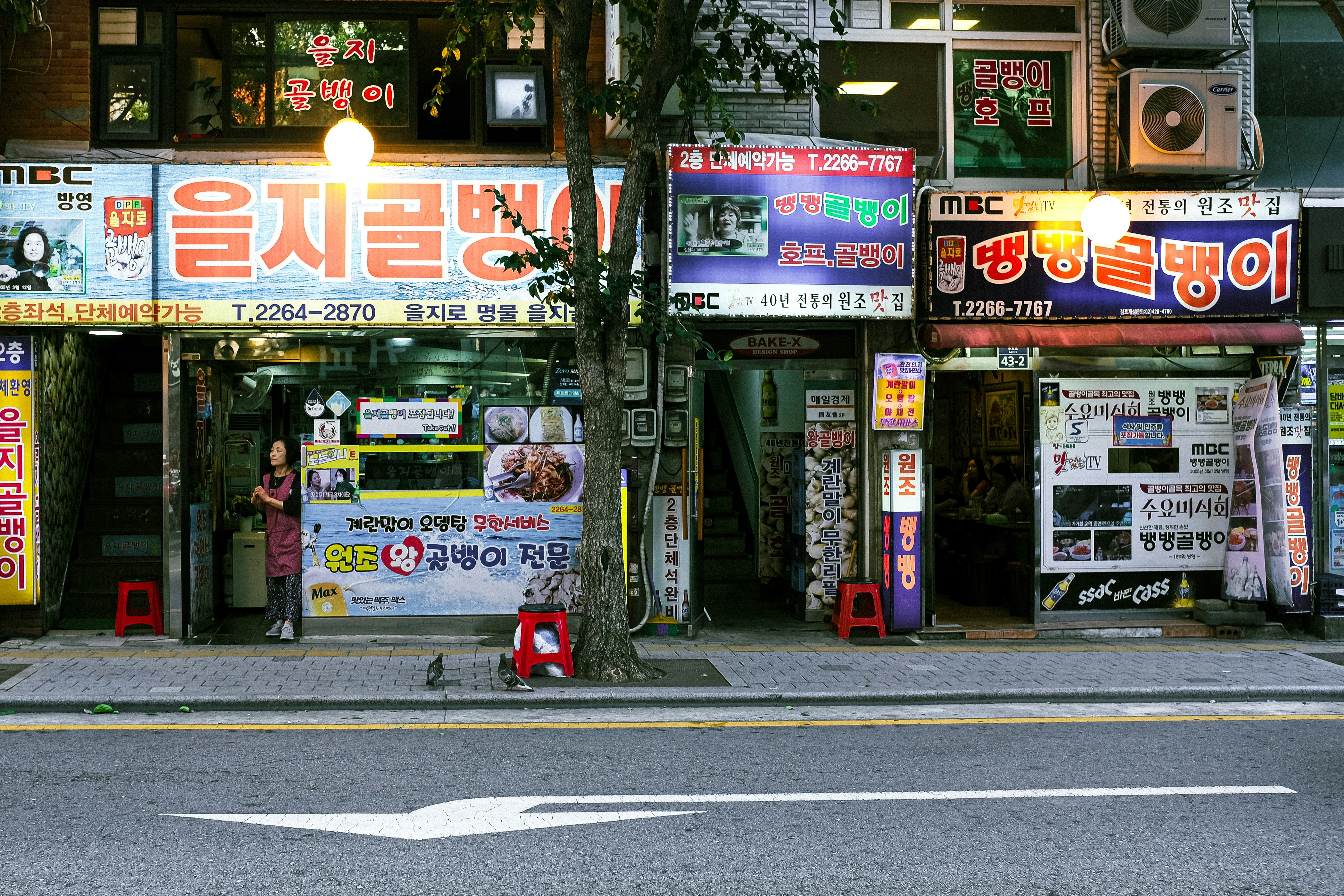 위염에 좋은 음식들인 양배추, 단호박, 부드러운 쌀밥 등이 식탁 위에 정갈하게 놓여있는 모습