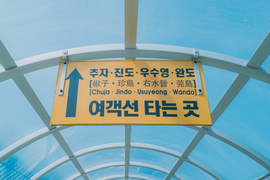 수건 등 개인 물품을 함께 사용하는 가족의 모습. 눈병 전파를 막기 위한 개인 물품 분리 사용의 중요성을 나타냅s니다.