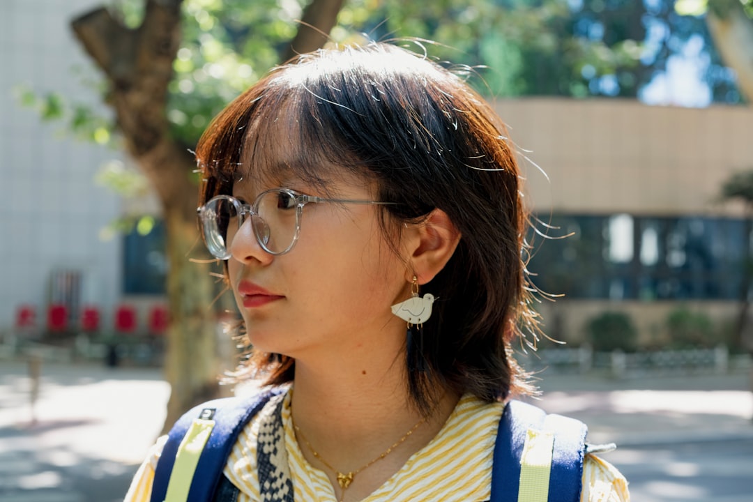 귀에서 조용히 퍼져나가는 소리 파장 이미지, 이명의 시각적 표현.