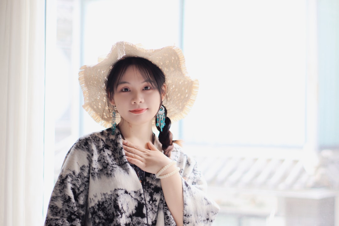 입술 물집에 항바이러스 크림을 바르는 모습
