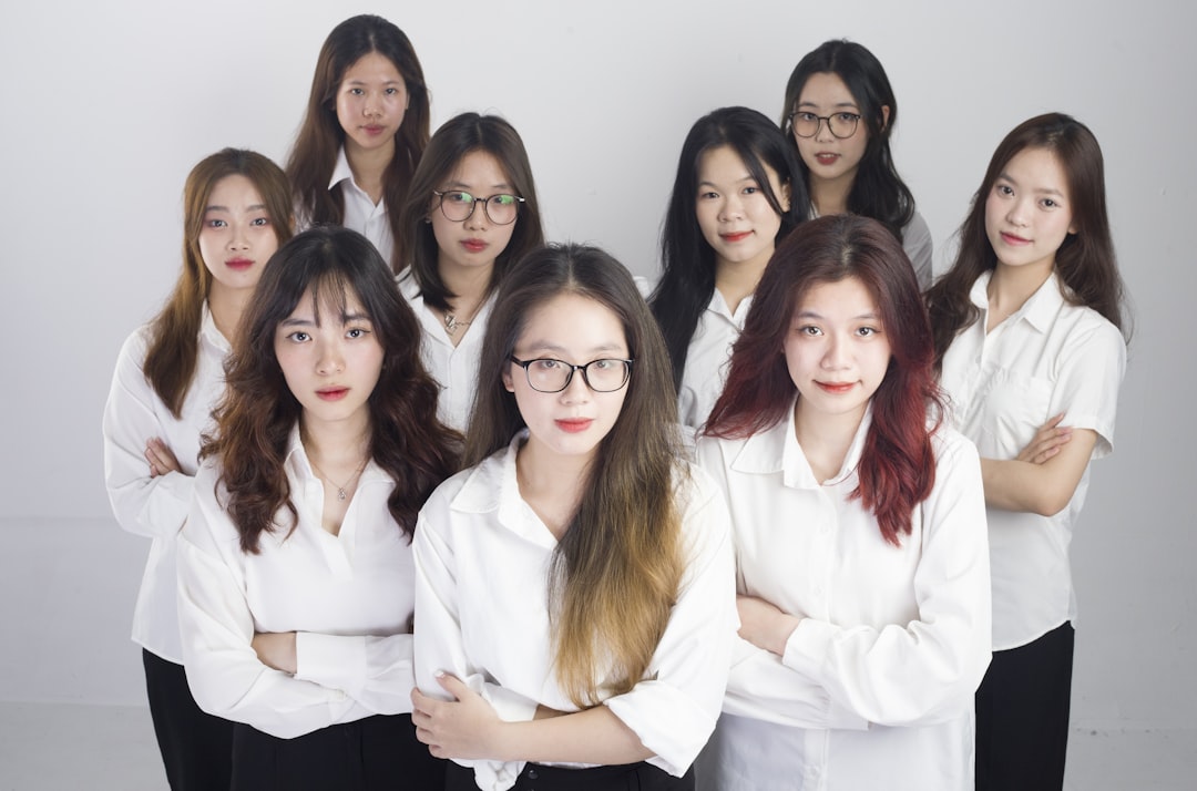의료 전문가가 환자에게 단순포진 관리법을 설명하는 모습