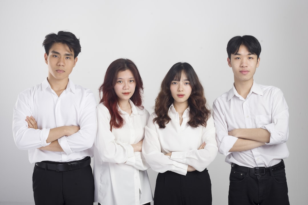 제습기 물통 비우는 모습