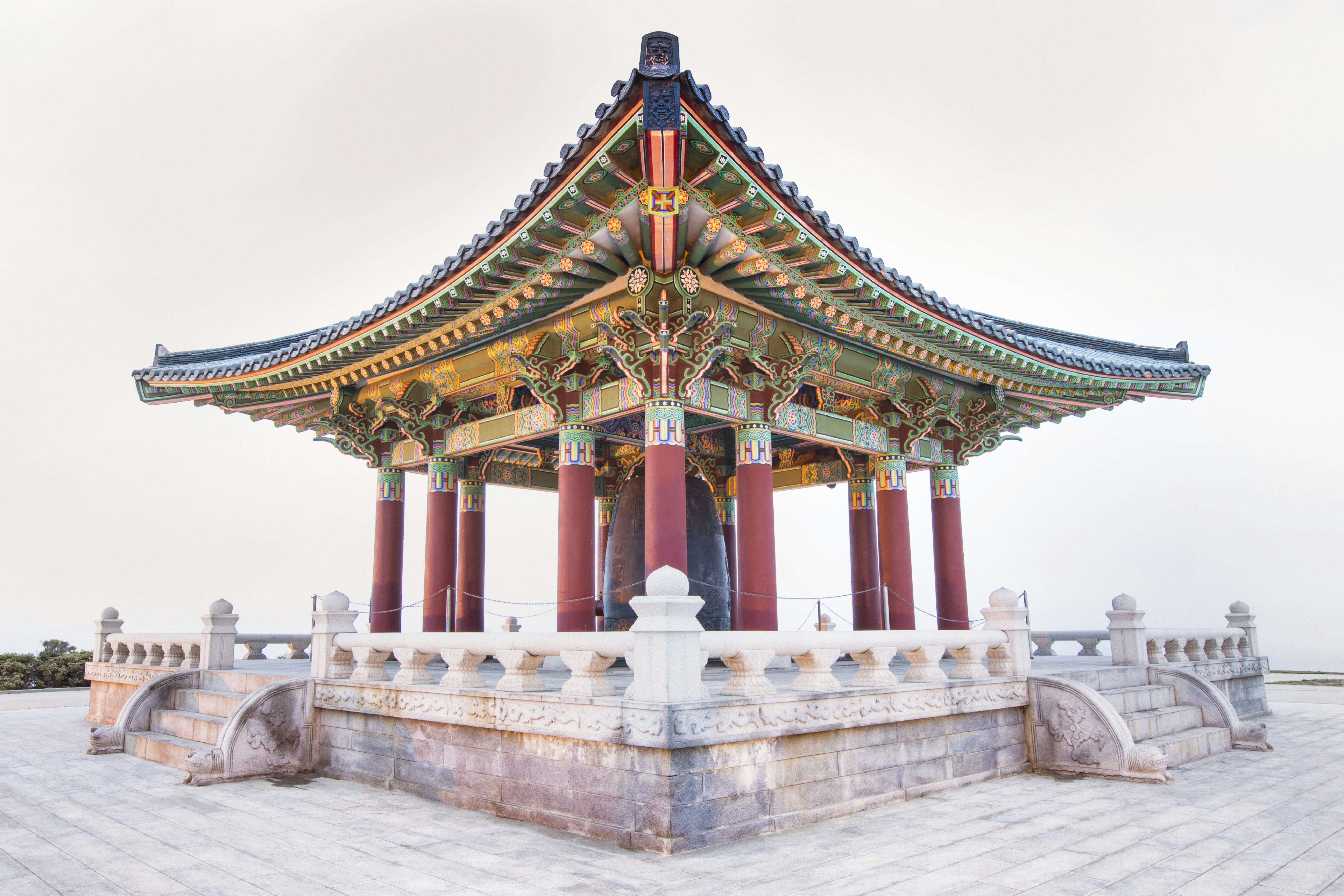 중이와 이관의 구조를 보여주는 귀 내부 해부도 일러스트.