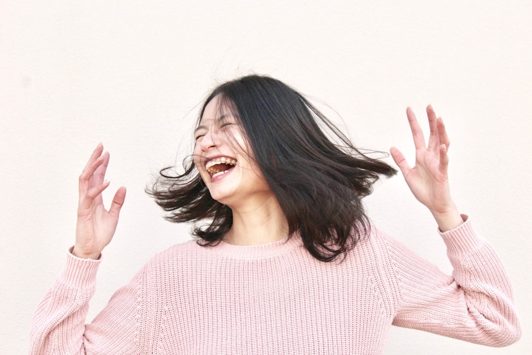 붉게 변하고 비듬이 있는 지루성 두피염 증상을 보여주는 두피 클로즈업 이미지