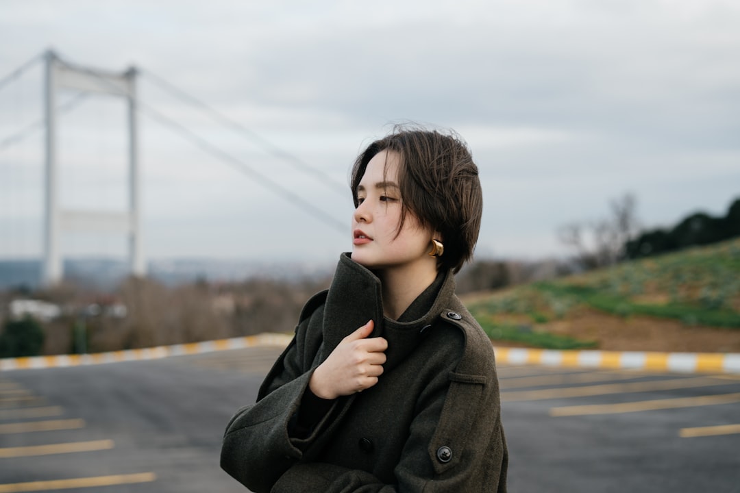건강한 간과 지방간의 비교, 녹색 채소와 물이 어우러진 건강한 라이프스타일 이미지.
