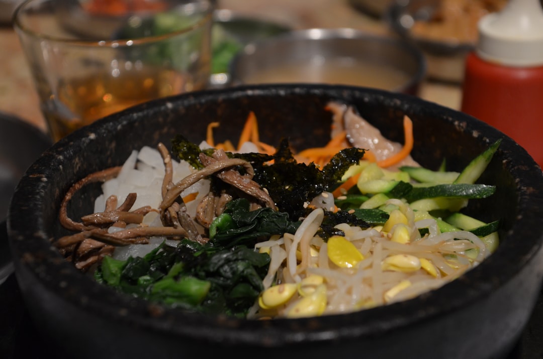 신선한 채소와 단백질 위주의 건강한 식단 이미지.