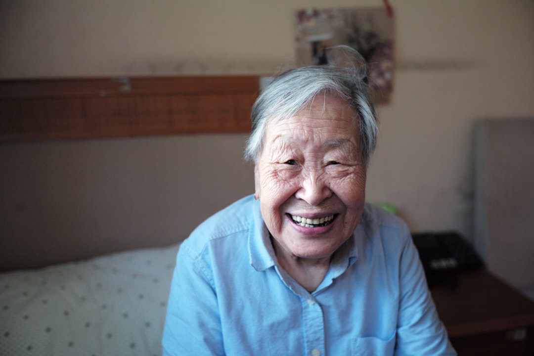 건강한 잇몸과 염증이 있는 잇몸을 대비하여 보여주는 모습