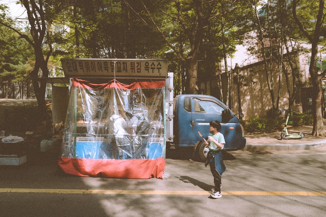 올바른 칫솔질로 치아와 잇몸을 관리하는 모습