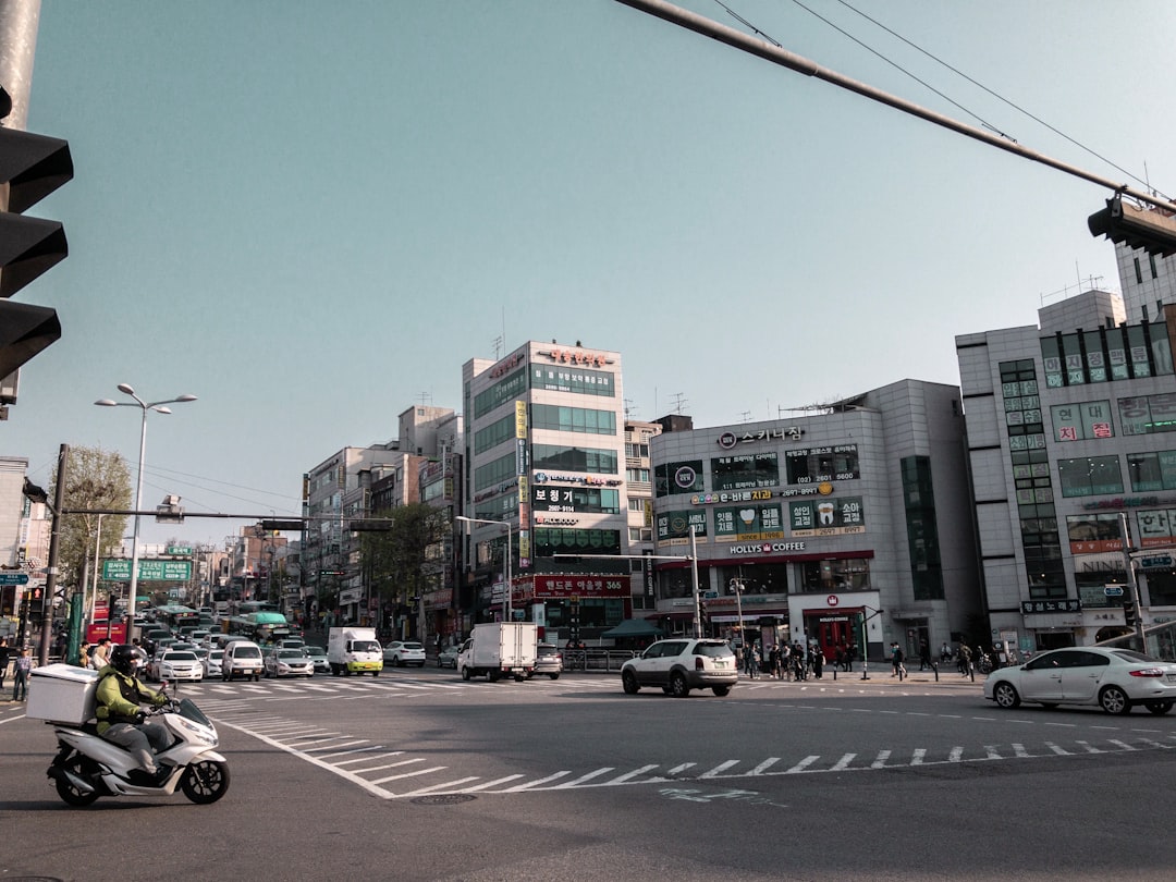기도가 좁아진 수면무호흡 상태와 정상적인 호흡 상태를 비교한 삽화
