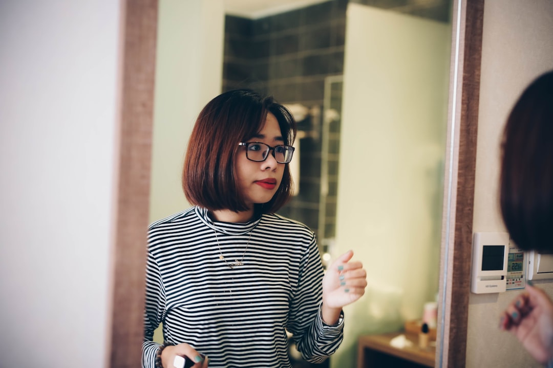 다양한 영양제 병을 신중하게 살펴보는 사람