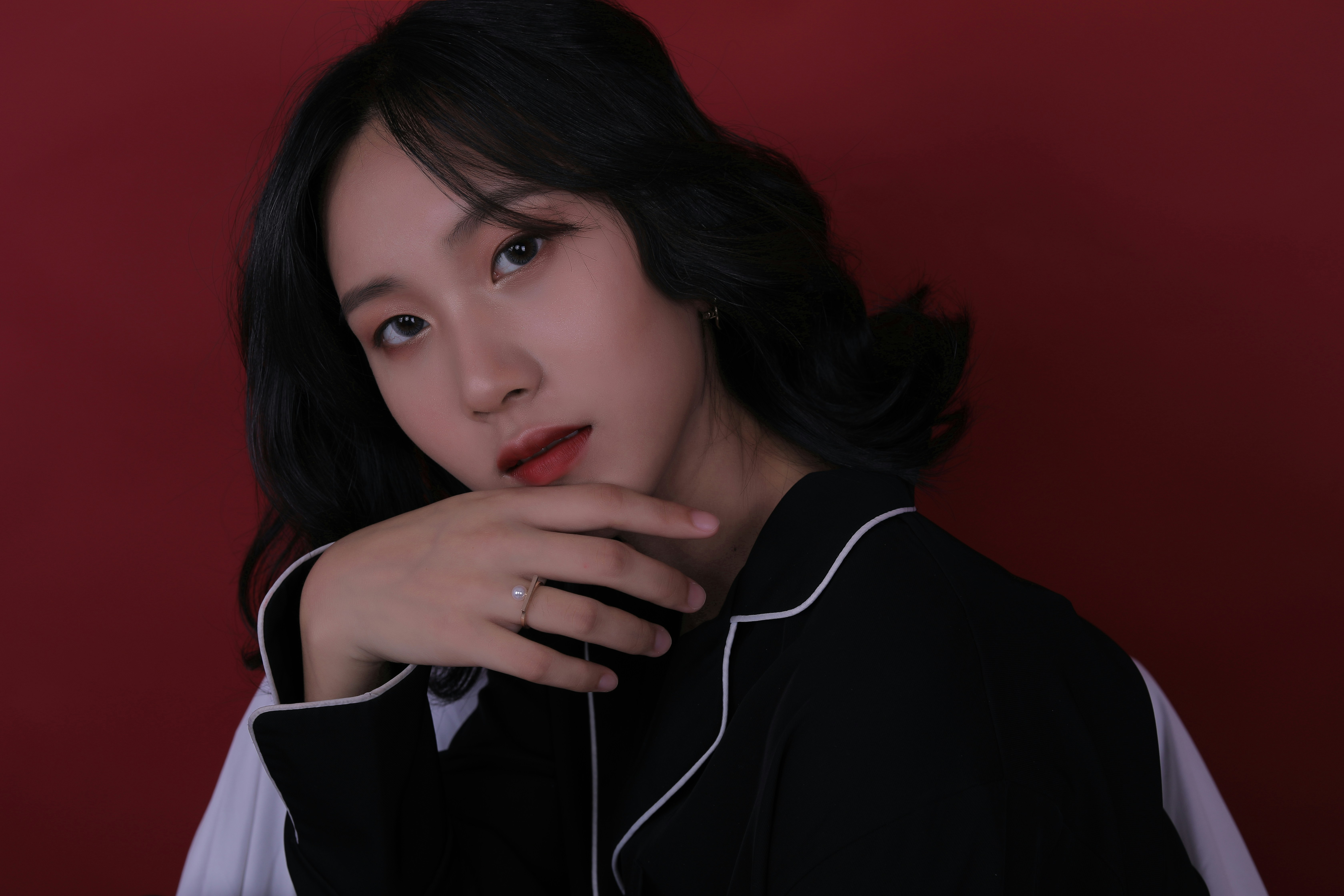콜린성 두드러기 증상으로 보이는 작은 붉은 팽진과 홍반이 있는 피부 클로즈업