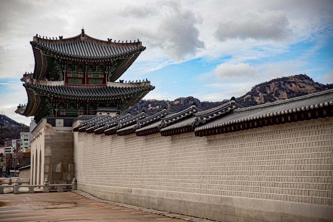 편도에 작게 박혀 있는 노란색 편도결석과 주변의 붉은 편도 조직