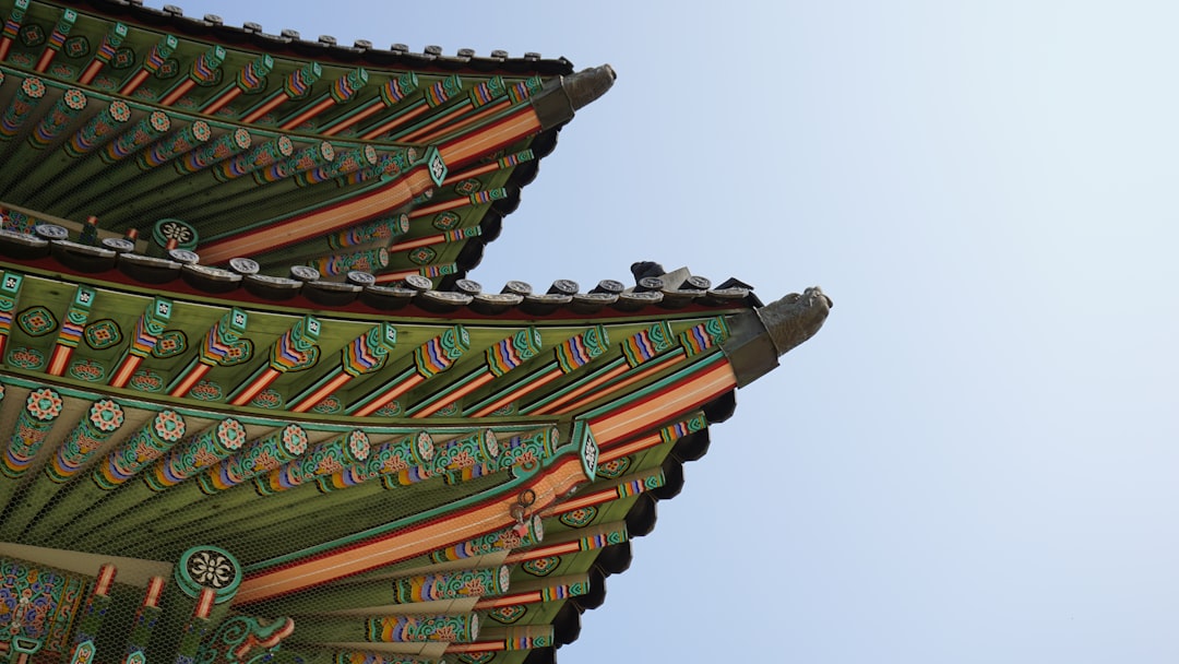 가글을 하며 구강 위생을 관리하는 사람의 옆모습 일러스트