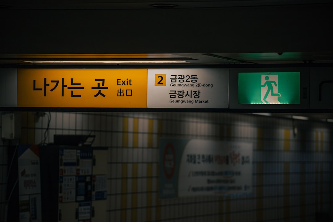 잠들기 전 가벼운 요가나 명상을 통해 심신을 이완하는 모습.