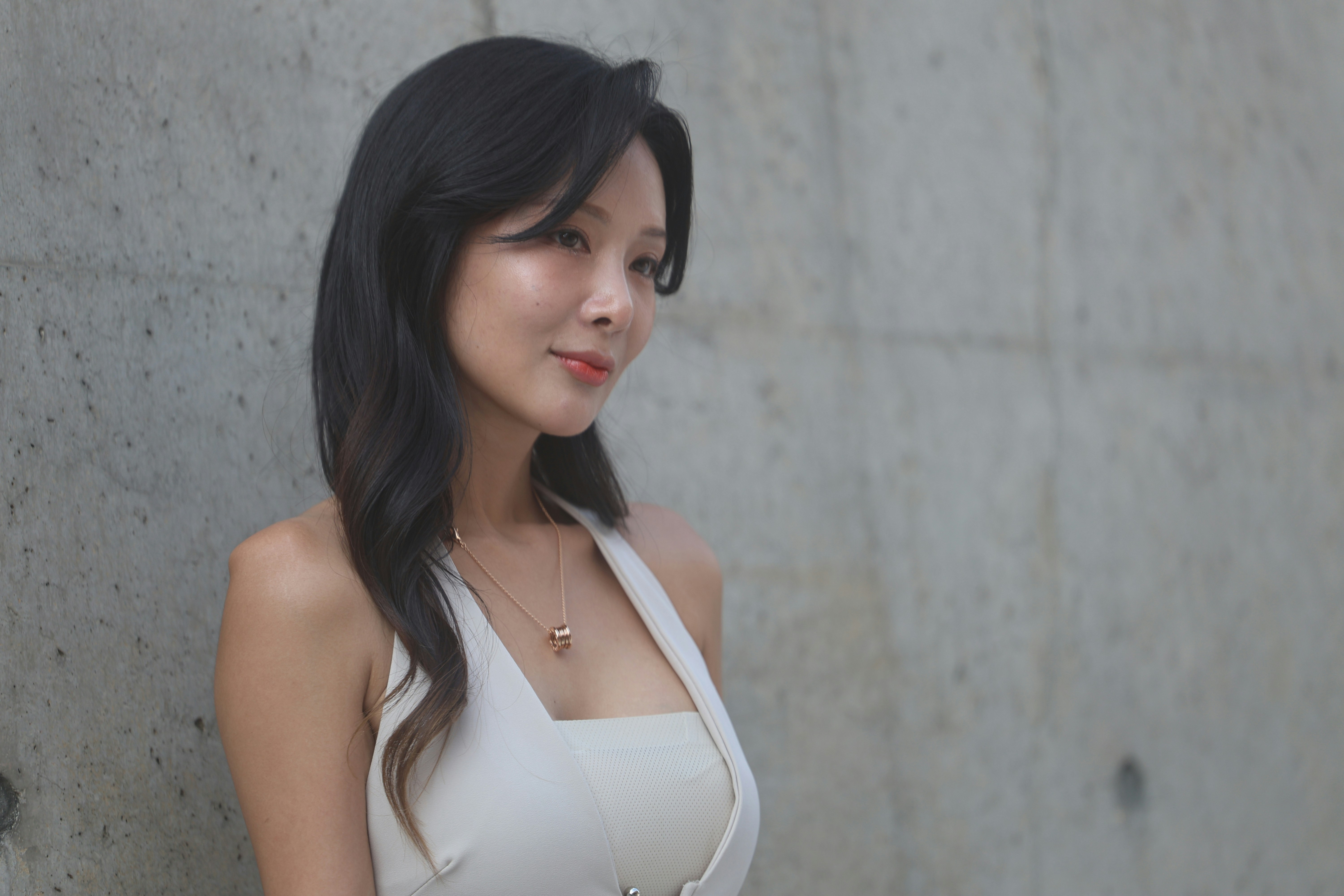 가슴 통증을 느끼며 자신의 가슴을 손으로 감싸고 있는 중년 남성.