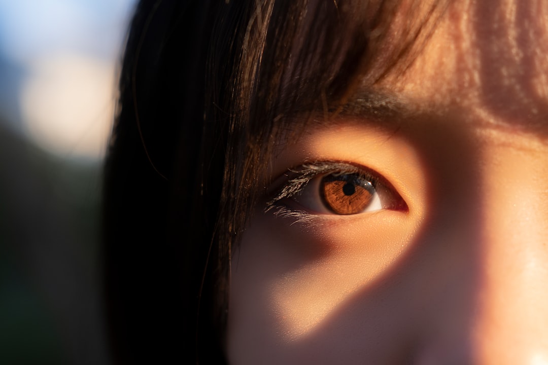 눈꺼풀 떨림 원인과 대처법: 경련 예방부터 관리까지